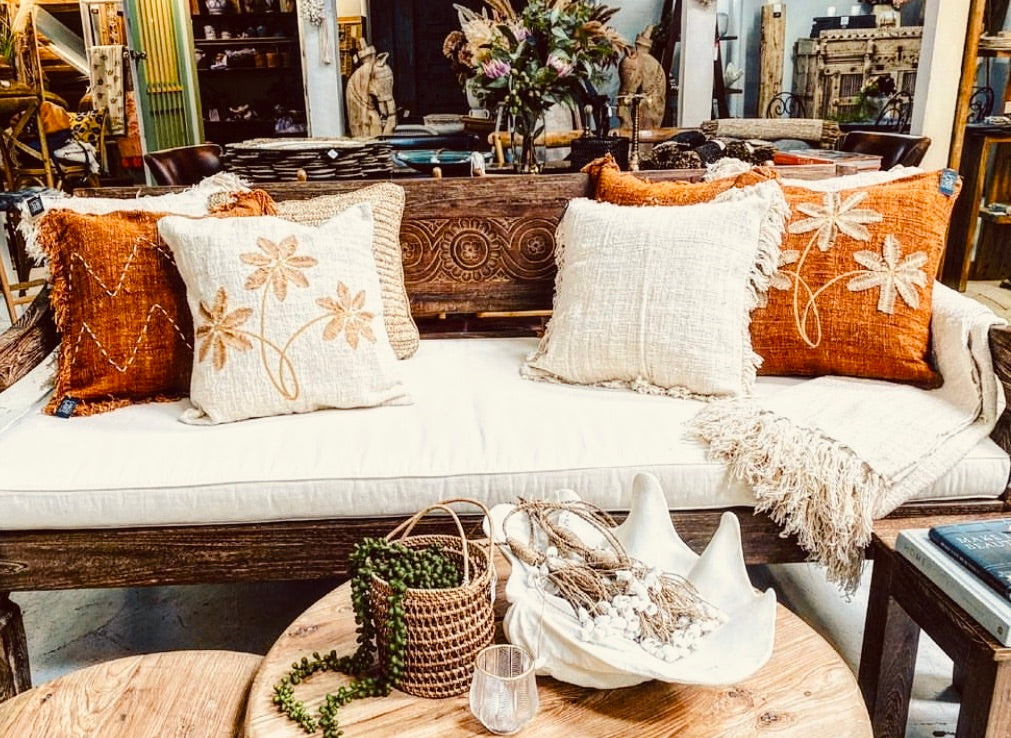 How to Decorate A Daybed With Pillows - Cargo Lane